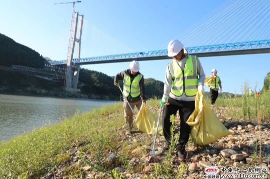 (插圖)6.志愿者清理橋下垃圾_副本.jpg